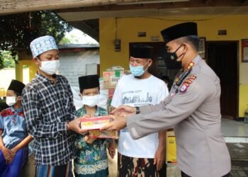 Peduli Pandemi dan Sambut Hari Bhayangkara ke-75, Polda Banten Bagikan Paket Sembako