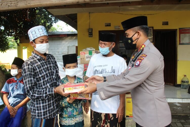 Peduli Pandemi dan Sambut Hari Bhayangkara ke-75, Polda Banten Bagikan Paket Sembako