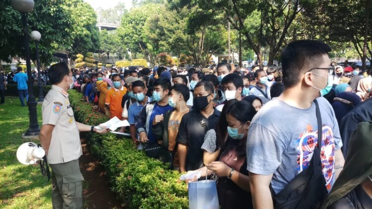 Peserta Vaksinasi Covid-19 Geruduk Balai Kota, Walikota Tangerang: Tingginya Antusias Warga