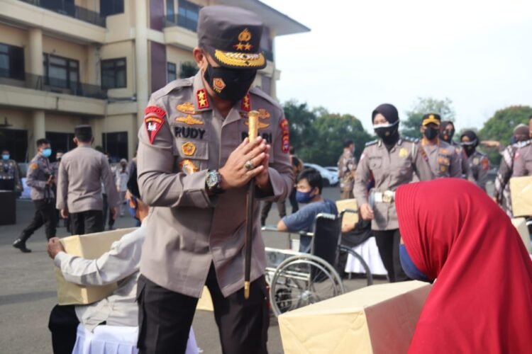 Polda Banten Gelar Bakti Sosial, Bagikan 7.000 Paket Sembako dan 15.000 Masker ke Masyarakat