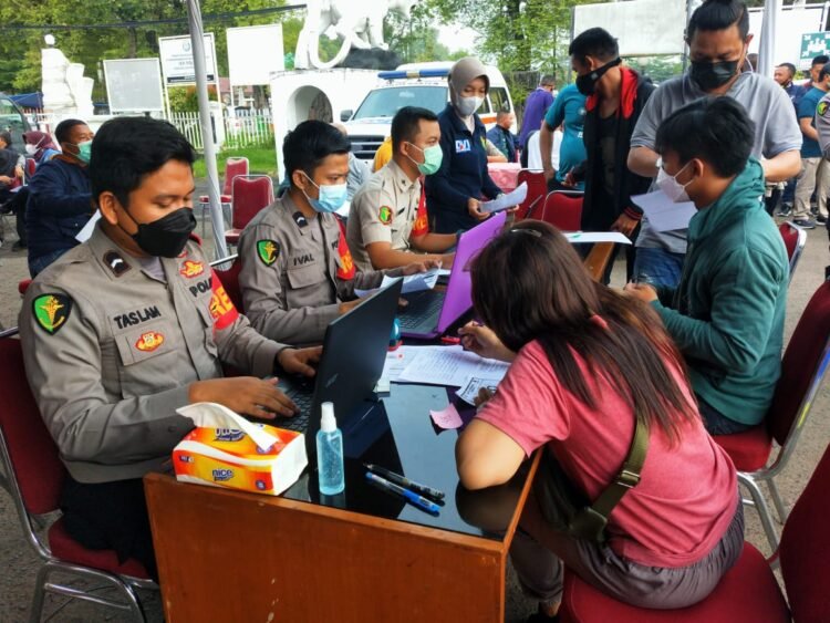 Polda Banten Gelar Vaksinasi Massal Untuk Tenaga Pendidik, Notaris, Lansia, dan Masyarakat Umum