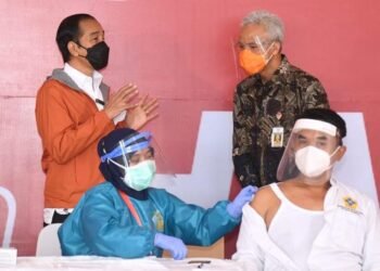 Presiden Tinjau Vaksinasi Massal Bagi Masyarakat dan Difabel di Pelabuhan Tanjung Emas