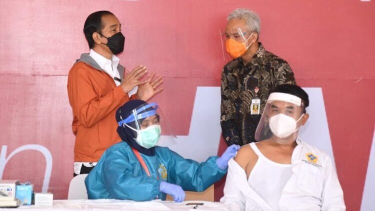 Presiden Tinjau Vaksinasi Massal Bagi Masyarakat dan Difabel di Pelabuhan Tanjung Emas