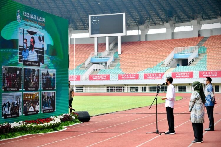 Presiden Tinjau Vaksinasi Massal Bagi Masyarakat dan Penyandang Disabilitas di Stadion Pakansari