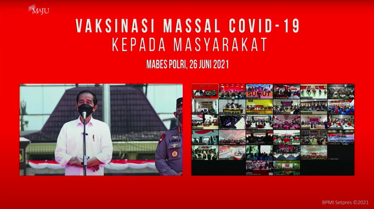 Presiden Tinjau Vaksinasi Massal Kepada Masyarakat di Lapangan Bhayangkara, Mabes Polri