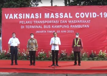 Presiden Tinjau Vaksinasi Massal di Terminal Bus Kampung Rambutan