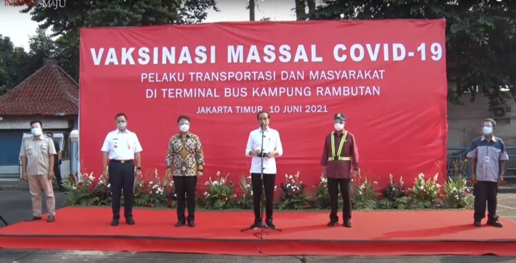 Presiden Tinjau Vaksinasi Massal di Terminal Bus Kampung Rambutan
