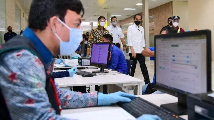 Presiden Tinjau Vaksinasi bagi 1.500 Orang di Pelabuhan Tanjung Priok