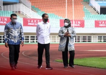 Presiden Tinjau Vaksinasi bagi Masyarakat di Stadion Pakansari Bogor