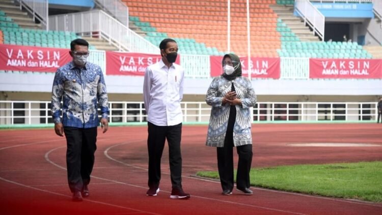 Presiden Tinjau Vaksinasi bagi Masyarakat di Stadion Pakansari Bogor