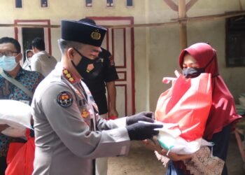 Putus Mata Rantai Penyebaran Covid-19, Polda Banten Bagikan Ratusan Masker di Kp Lipatik