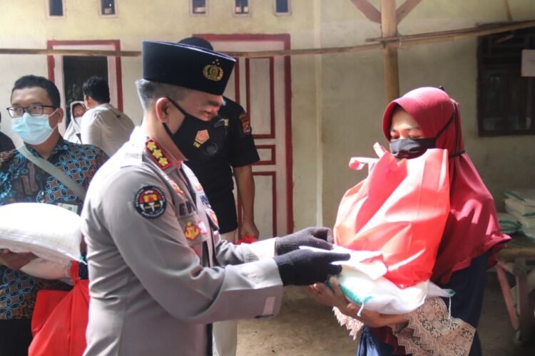 Putus Mata Rantai Penyebaran Covid-19, Polda Banten Bagikan Ratusan Masker di Kp Lipatik