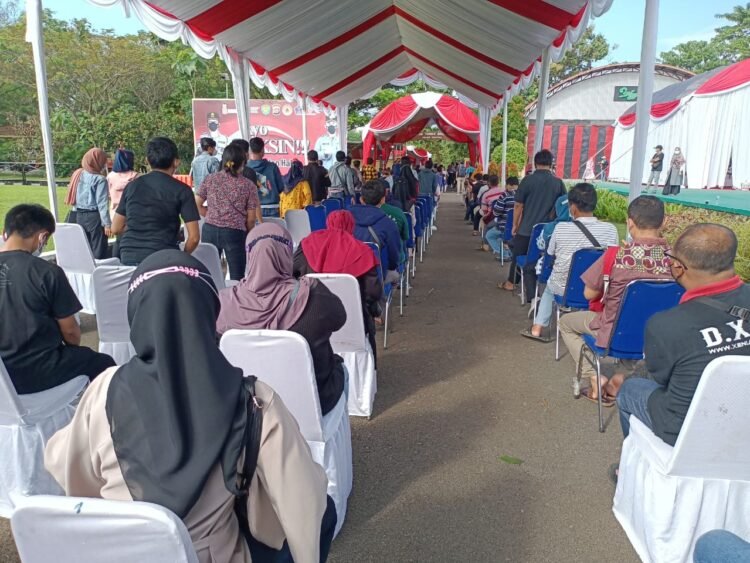 Ribuan Masyarakat Antusias Mengikuti Vaksinasi Massal di Polda Banten