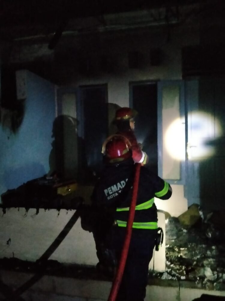 Satu Rumah dan Empat Kontrakan di Ciputat Dilalap Si jago Merah