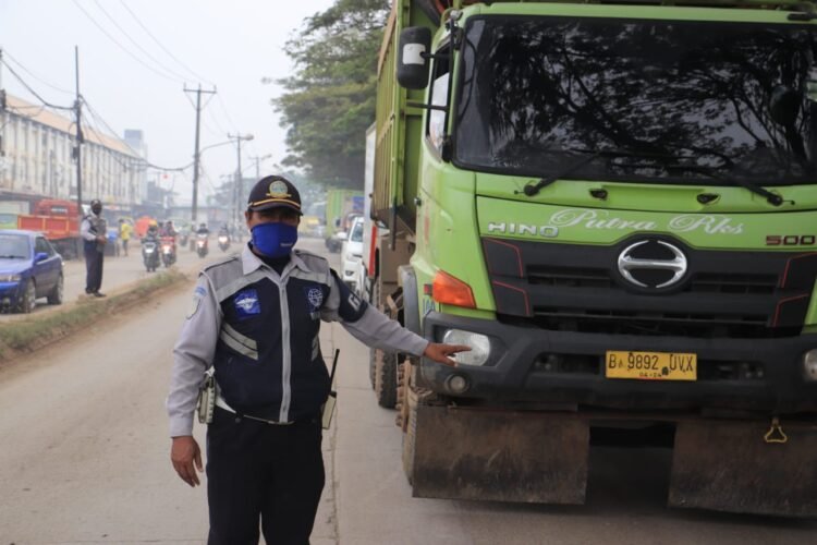 Sering Dikeluhkan Bikin Macet, Dishub Kabupaten Tangerang Tertibkan Truk di Kosambi