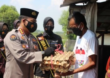 Tim Warung Jumat Polda Banten Salurkan Bantuan Paket Sembako Kepada Masyarakat di Kp Domas