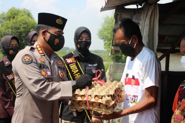 Tim Warung Jumat Polda Banten Salurkan Bantuan Paket Sembako Kepada Masyarakat di Kp Domas