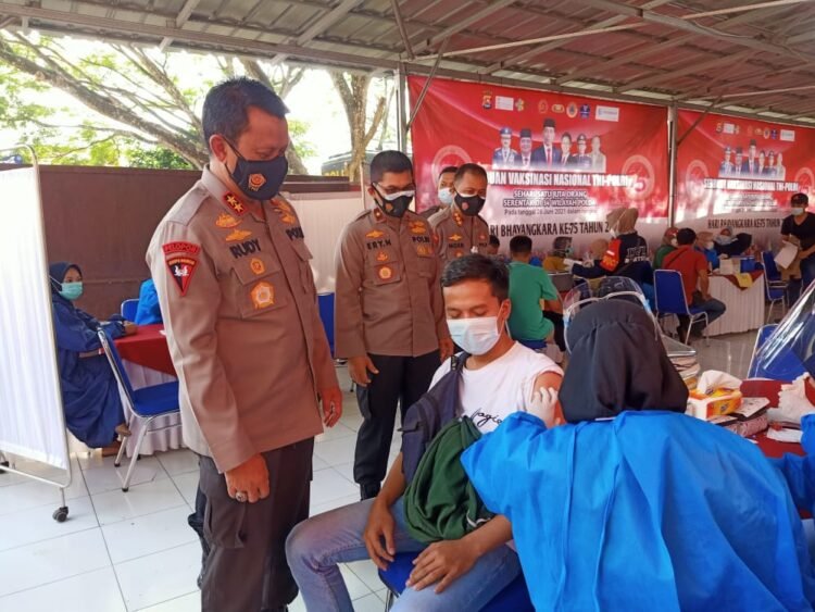 Tinjau Vaksinasi Massal Di Polda Banten, Kapolda Banten Berbincang Akrab dengan Masyarakat