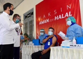 Tinjau Vaksinasi di Pelabuhan Tanjung Priok, Presiden: Semoga Para Pekerja Terlindungi