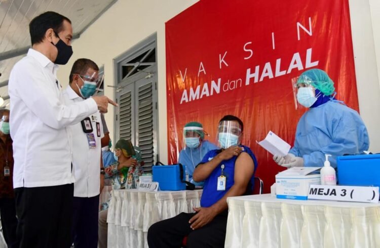 Tinjau Vaksinasi di Pelabuhan Tanjung Priok, Presiden: Semoga Para Pekerja Terlindungi