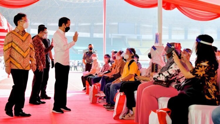 Tinjau Vaksinasi di Stadion Patriot, Presiden: Model Seperti Ini Agar Diterapkan di Daerah Lain