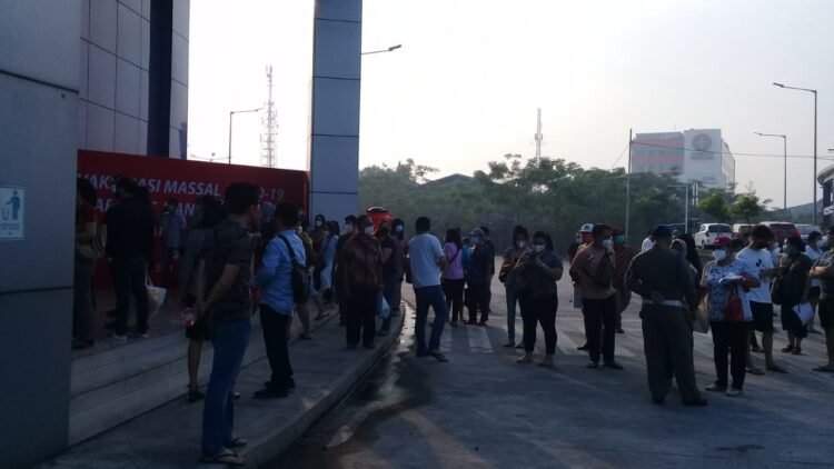Vaksinasi Covid-19 di Sport Center Kelapa Dua Mengular