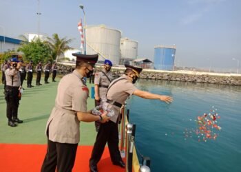 Wakapolda Banten Pimpin Upacara Tabur Bunga di Laut