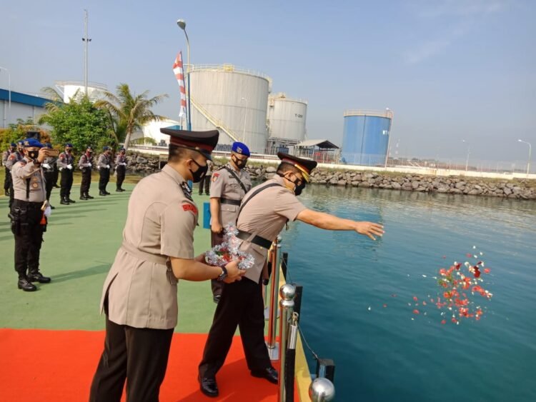 Wakapolda Banten Pimpin Upacara Tabur Bunga di Laut