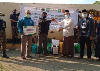 Kasus Covid-19 Meningkat, LPBI NU Tangsel Lakukan Aksi Penyemprotan Disinfektan dan Pembagian Masker