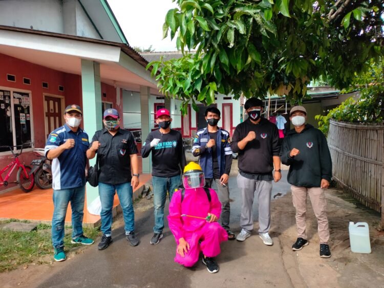 Putus Rantai Covid-19, 234 SC Tangsel dan Kartar Abdi Taruna Jaya 05 Bagikan Masker dan Semprot Disinfektan