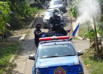 Cegah Covid-19, Relawan PPKM Karang Taruna Tangsel Lakukan Aksi Bagi-bagi Masker dan Penyemprotan Disinfektan