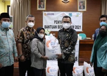Pemkot Tangsel Salurkan Bantuan Bahan Pangan dari Perum Bulog