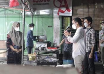 Operasi Gabungan PPKM di Tangsel, Pilar Saga Ichsan Bagikan Sembako Hingga Borong Dagangan Pedagang