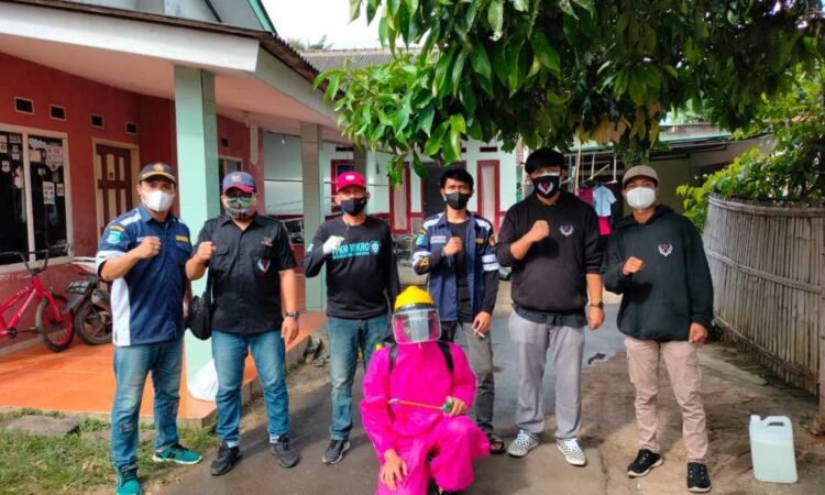 234 SC Tangsel dan Karang Taruna Abdi Taruna Jaya 05 Bagikan Masker dan Semprot Disinfektan