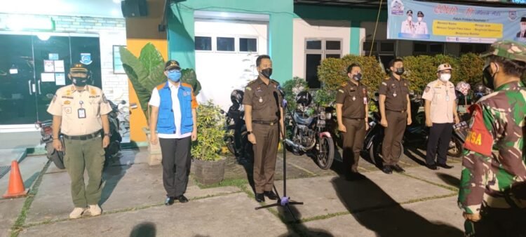 Baru Sehari Dilantik, Kasi Pidum Kejari Tangsel Turun ke Jalan Razia Prokes PPKM Darurat di Ciputat