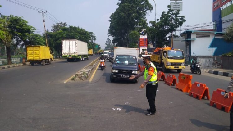 Imbas Penyekatan PPKM Darurat, Jalan Perbatasan Tangerang – Jakarta Macet Panjang