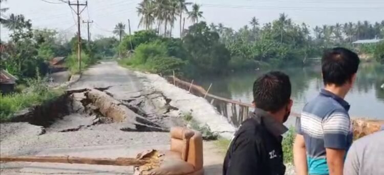 Jalan Amblas di Tanjung Burung Kabupaten Tangerang Bak Dihantam Tsunami Viral Di Medsos