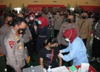 Kapolda Banten Tinjau Langsung Proses Gerakan 200.000 Vaksinasi Serentak