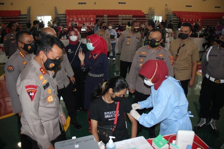 Kapolda Banten Tinjau Langsung Proses Gerakan 200.000 Vaksinasi Serentak