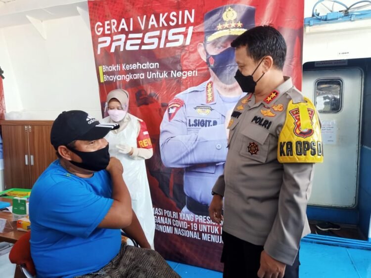 Kapolda Banten Tinjau langsung Proses Vaksinasi di atas Kapal Ferry
