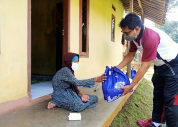 Kunjungi Nenek yang membutuhkan, Tim Warung Jumat Polda Banten Salurkan Paket Sembako