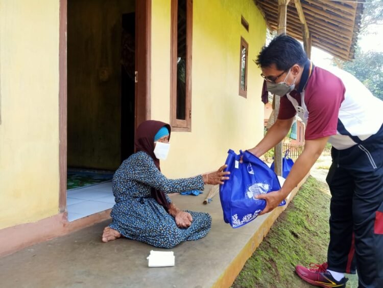 Kunjungi Nenek yang membutuhkan, Tim Warung Jumat Polda Banten Salurkan Paket Sembako