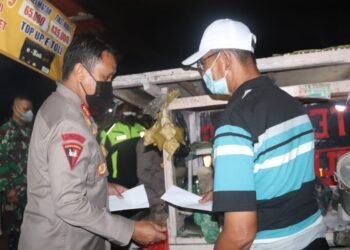 Malam-malam, Kapolda Blusukan Berikan Bantuan ke Pedagang Kaki Lima di Merak