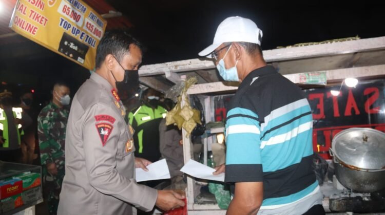 Malam-malam, Kapolda Blusukan Berikan Bantuan ke Pedagang Kaki Lima di Merak