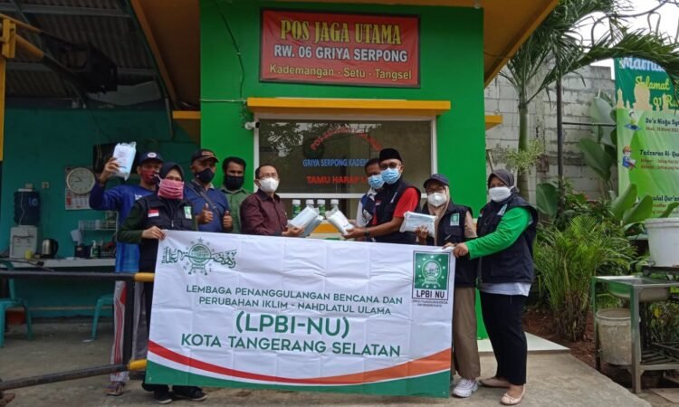 NU Peduli Bagikan Masker, Disinfektan, Hand Sanitizer, dan Obat Herbal di Perumahan Griya Serpong