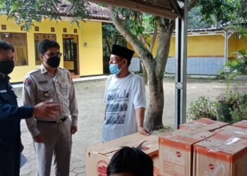 Peduli Pandemi, Polda Banten Bagikan 1.000 Paket Nasi Kotak Di Baksos PPKM Darurat