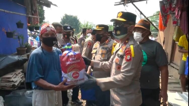 Pemulung di Tangsel Divaksin dan Diberi Sembako