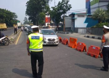 Penerapan PPKM Darurat, Polrestro Tangerang Kota Putar Balik Ratusan Pengendara di Jalan Daan Mogot