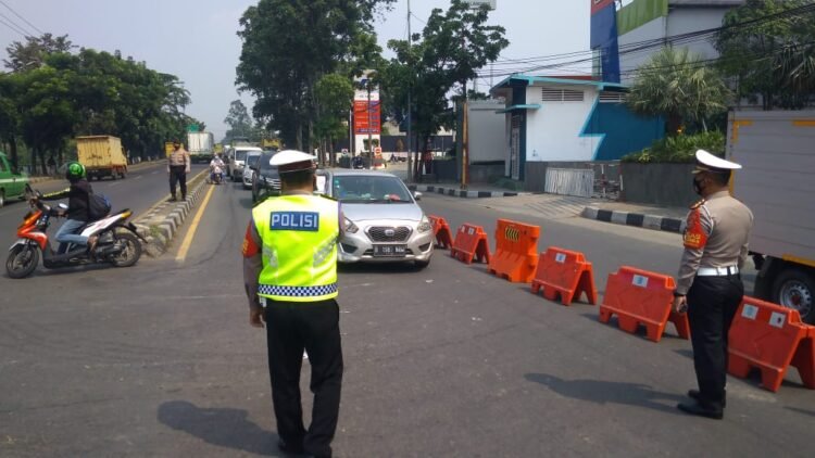 Penerapan PPKM Darurat, Polrestro Tangerang Kota Putar Balik Ratusan Pengendara di Jalan Daan Mogot