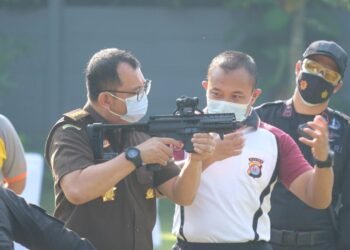 Perkuat Sinergitas Polri dan Kejati, Gelar Latihan Menembak di Mapolda Banten
